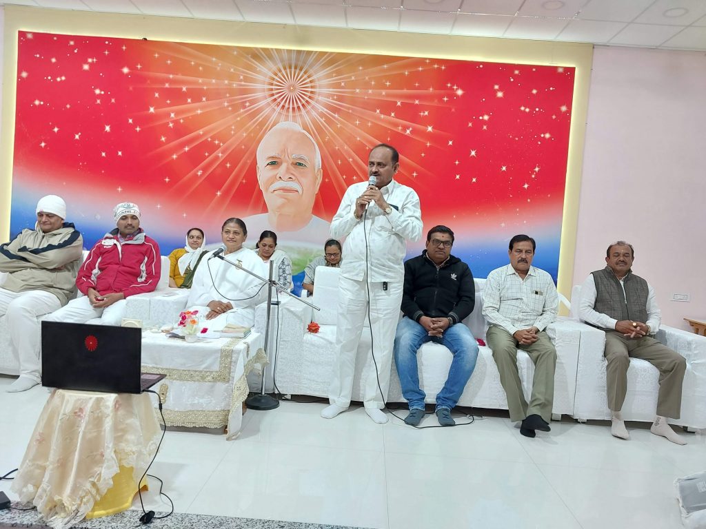 केशोद (गुजरात )- प्रदर्शनी के चित्र पर समझाती हुए  ब्र.कु. रूपा बहन जी